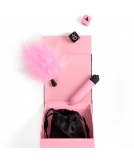 SECRET PLAY - PLEASURES BOX PER COPPIE: DADI + PROIETTILE VIBRANTE + PENNA CON PIUMA